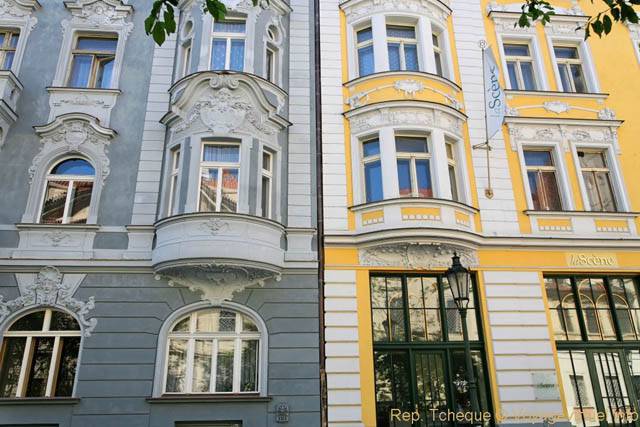 Une façade grise, une façade jaune, U Milosrdných - Praga, República Checa