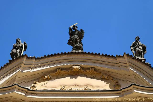 Milosrdných, statues sur l'église Saint-Simon et Jude - Praga, República Checa