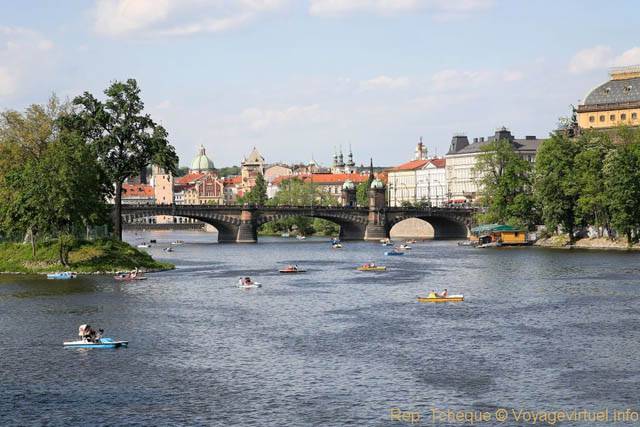 Le Most Legii et les pédalos sur la Vltava - Praga, República Checa