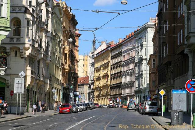 La rue Myslikova vue depuis l'angle de Náplavní - Praga, República Checa