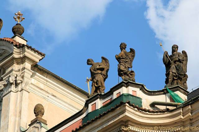 Národní, statues sur l'église Sainte-Ursule (Kostel sv. Voršily) - Praga, República Checa