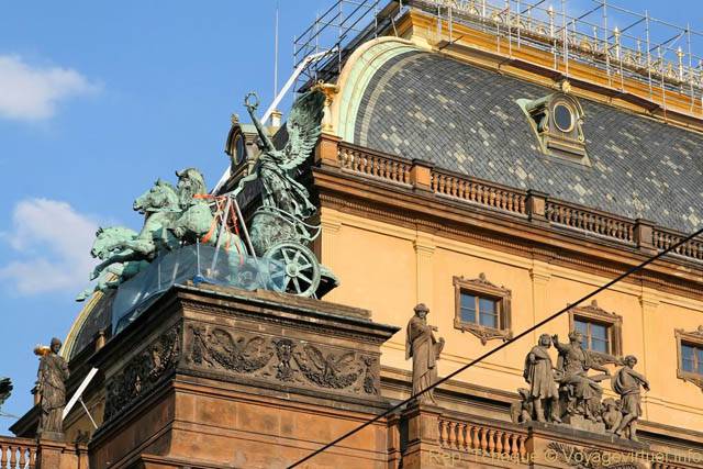 Aurige et toit du Théâtre national (Národní Divadlo) - Praga, República Checa