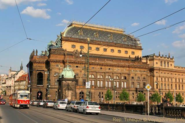 Théâtre national (Národní Divadlo), vue depuis le pont Most legii - Praga, República Checa