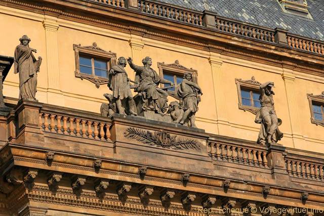 Groupe de statues sur le Théâtre national (Národní Divadlo) - Praga, República Checa