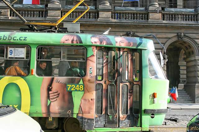 Publicité peinte sur un tramway, Národní - Praga, República Checa