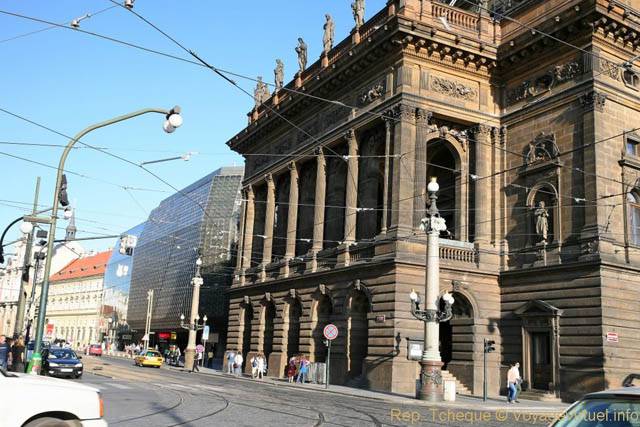 La façade du National théâtre et de la  Lanterne magique, côté avenue Národní, Nova Scena Divadlo - Praga, República Checa