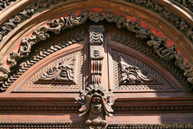 Ancien Hôtel de ville, détail des sculptures sur bois du porche, (Staroměstské náměstí) - Praga, República Checa
