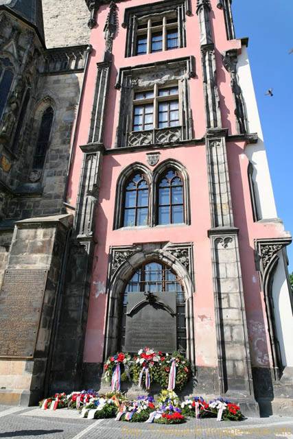 Gerbes de fleurs devant le monument, Ancien Hôtel de ville, (Staroměstské náměstí) - Praga, República Checa