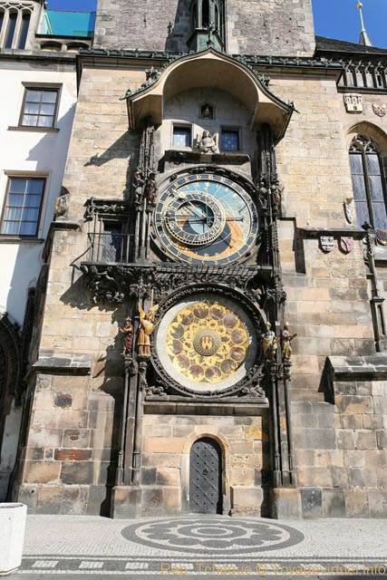 Les différents cadrans de l'horloge astronomique construite par Nicolas de Kadau1 en 1410, Ancien Hôtel de ville - Praga, República Checa