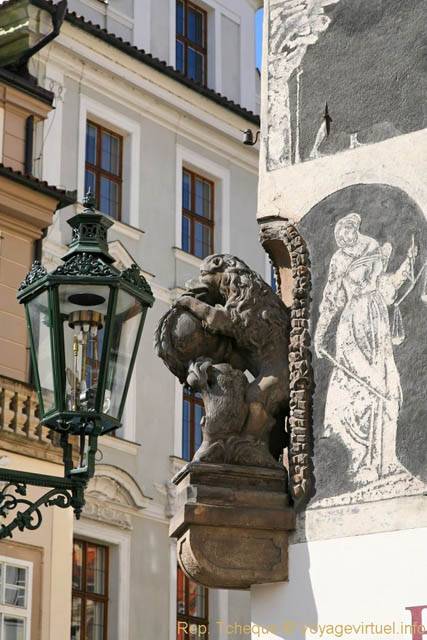 Vieille ville, sculpture et sgraffite, angle de la Maison à la Minute (Dům U Minuty), Malé námestí - Praga, República Checa