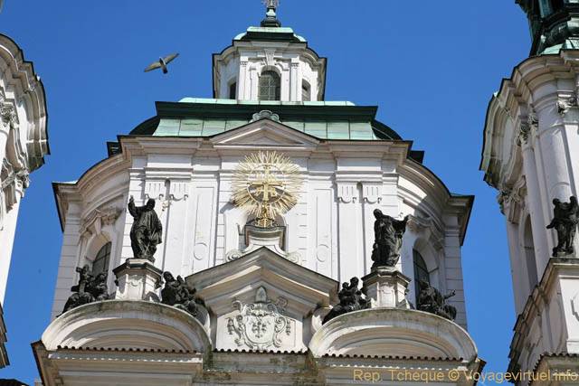 Le clocher central de l'Église Saint-Nicolas (Kostel sv. Mikuláše), Place de la Vieille-Ville - Praga, República Checa
