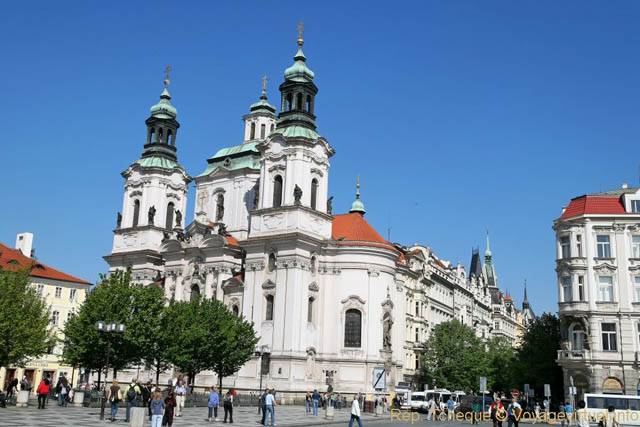 Square de la Vieille-ville, panorama sur l'Église Saint-Nicolas - Praga, República Checa