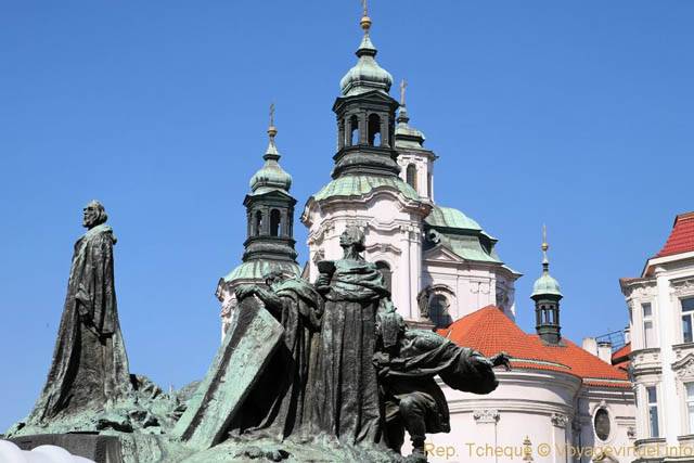 Place de la Vieille-Ville, gros plan sur les statues du Monument à Jan Hus - Praga, República Checa