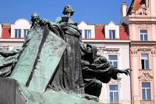 Jean Hus, symbole de l'intégrité morale entouré du peuple tchèque, Place de la Vieille-Ville - Praga, República Checa