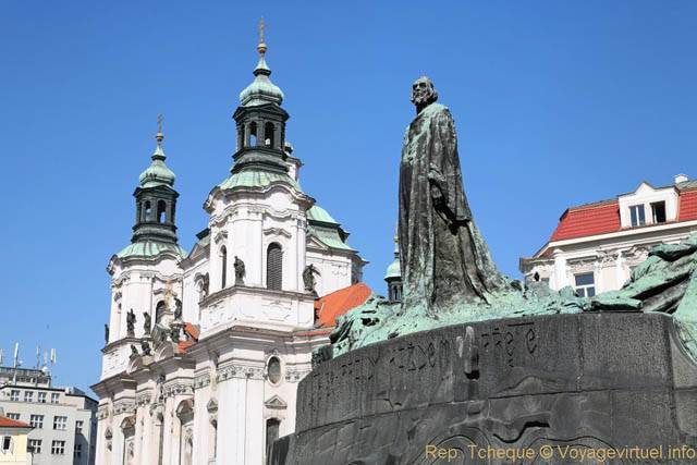 Jean Hus devant les clochers de l'Église saint-Nicolas, Place de la Vieille-Ville - Praga, República Checa