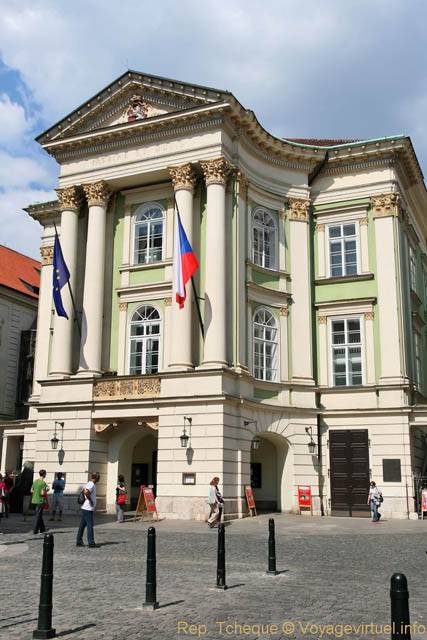 Ovocny Trh, autre vue de la façade du théâtre des Etats - Praga, República Checa