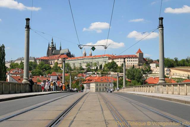 Pont Manesuv Most, vue sur le château de Prague - Praga, República Checa