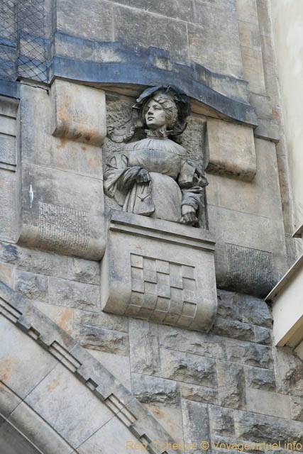 Tour de la Poudrière (Prašná brána), détails d'une sculpture sur la face Est - Praga, República Checa