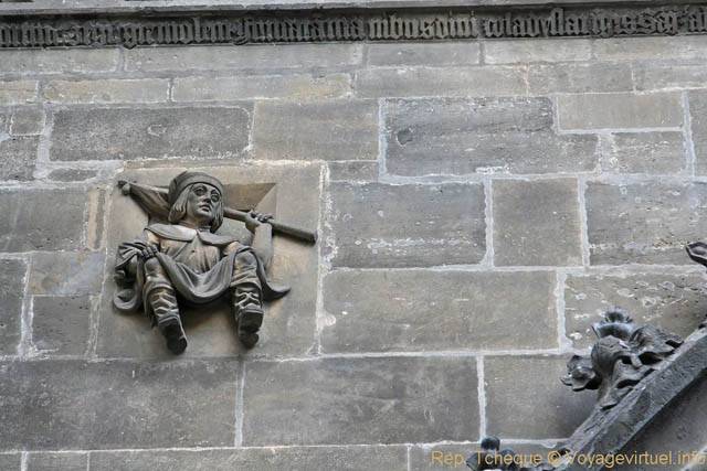 Tour de la Poudrière (Prašná brána), statue dans le mur de la façade Ouest - Praga, República Checa