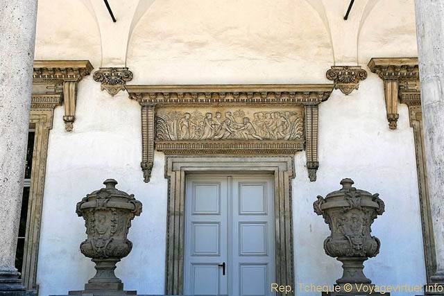 Histoire gravée sur un fronton, Palais d'été de la reine Anne (Letohrádek královny Anny), (Prazsky Hrad) - Praga, República Checa