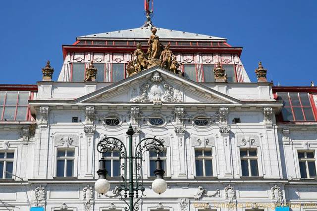 Republiky Place, statues au-dessus d'une façade - Praga, República Checa