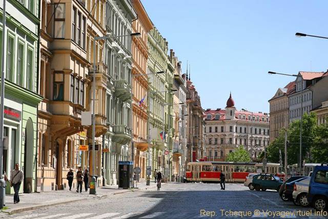 Senovazne Nam, tramway et façades colorées - Praga, República Checa