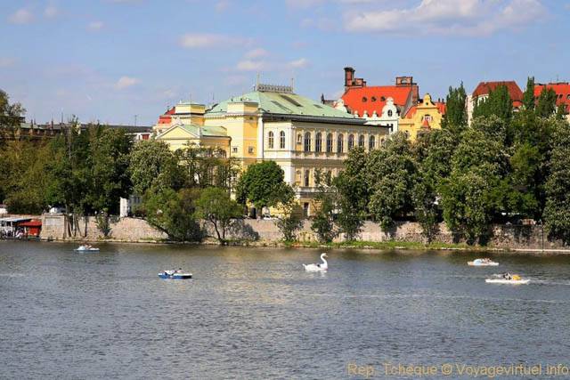 Cygnes à pédales et pédalos, Slovansky Ostrov - Praga, República Checa