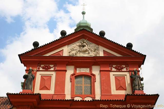 Haut-relief du fronton, Saint Georges terrasse le Dragon, Basilique, (Jiřský klášter) - Praga, República Checa