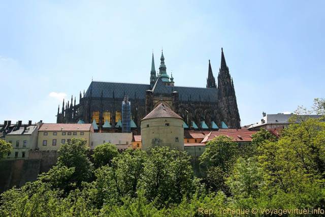 Cathédrale Saint-Guy, devant la Tour des Poudres, (Prazsky Hrad) - Praga, República Checa