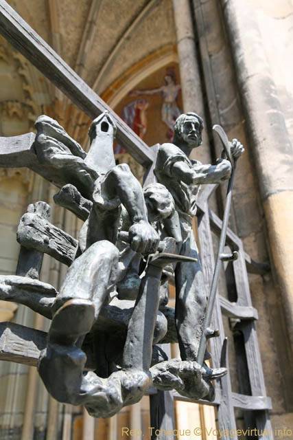 Porte d'Or, détail des sculptures de la grille, cathédrale Saint Guy, Saint Venceslas et Saint Adalbert - Praga, República Checa