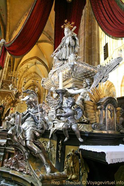 Cathédrale Saint-Guy, autre vue du tombeau de Jean Népomucène, (Prazsky Hrad) - Praga, República Checa