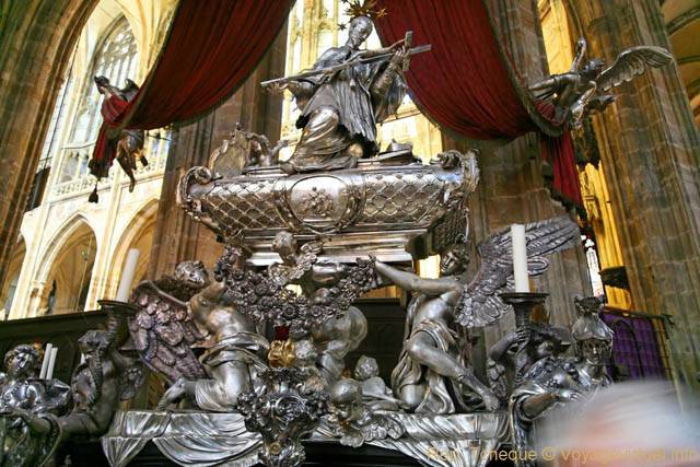 St Guy Cathédrale, le tombeau monumental en argent de Jean Népomucène, (Prazsky Hrad) - Praga, República Checa
