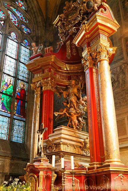 Cathédrale Sv Vit Vaclav A Vojtech Katedrala, statuaire entouré de colonnes, (Prazsky Hrad) - Praga, República Checa