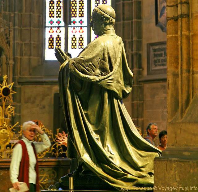 St Vitus Cathédrale, statue de pape en prière, (Prazsky Hrad) - Praga, República Checa