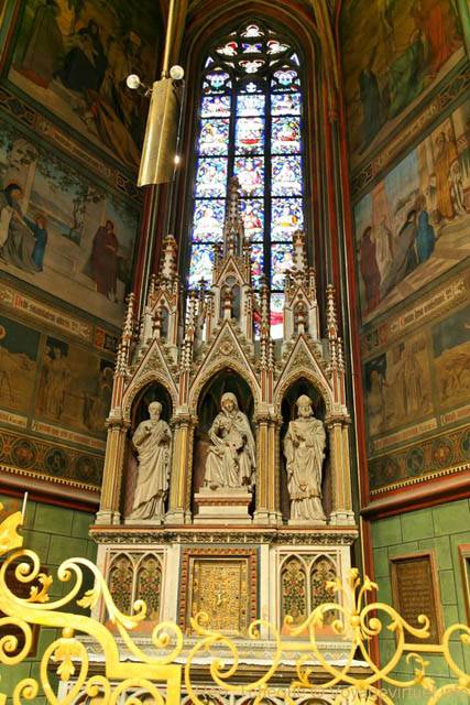 La Cathédrale Saint-Guy, sculptures en triptyque - Praga, República Checa