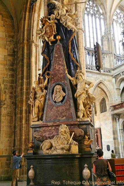 Un monument à l'intérieur de la cathédrale Sv Vit - Praga, República Checa
