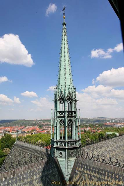 Les toits et la flèche gothique, Cathédrale Sv Vit Vaclav A Vojtech - Praga, República Checa