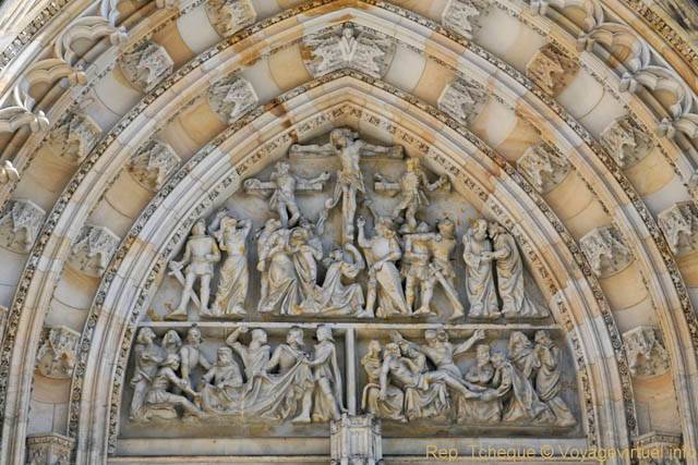 Le tympan du portail central, la crucifixion du Christ, Cathédrale Saint-Guy, (Prazsky Hrad) - Praga, República Checa