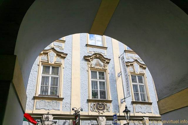 Tomasska, sous le porche - Praga, República Checa