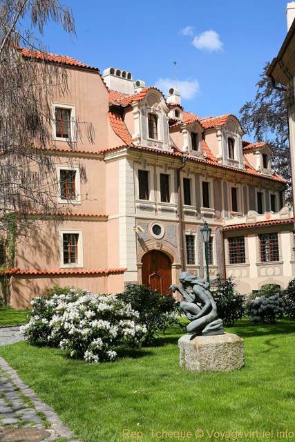 Une statue dans le jardin Valdstenjska - Praga, República Checa