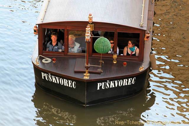 Vltava, les touristes dans le bateau Puskvorec - Praga, República Checa
