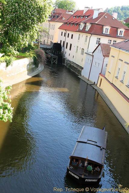 Promenade sur le canal de la Vltava avec le Puskvorec - Praga, República Checa