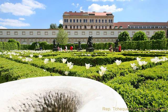Au milieu des parterres et des tulipes, jardin Wallenstein, Valdstejnska Zahrada - Praga, República Checa