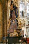 Un monument à l'intérieur de la cathédrale Sv Vit, Praga, República Checa.
