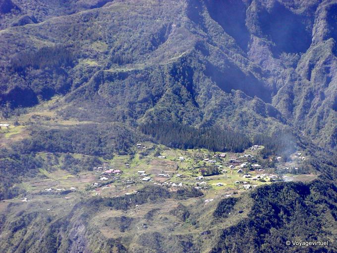 Islet Nueva, Mafate (vista desde el pico Maïdo) - Isla de la Reunión