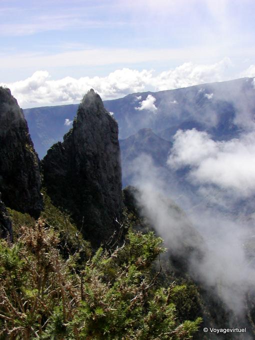 Aiguille du Piton Maido anterior Mafate nublado - Isla de la Reunión