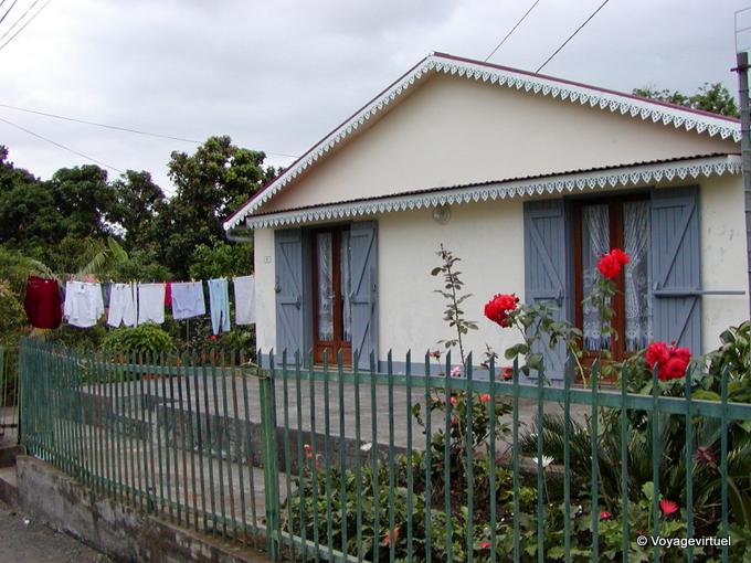 Caso, lino y rosas en el Entre-Deux - Isla de la Reunión