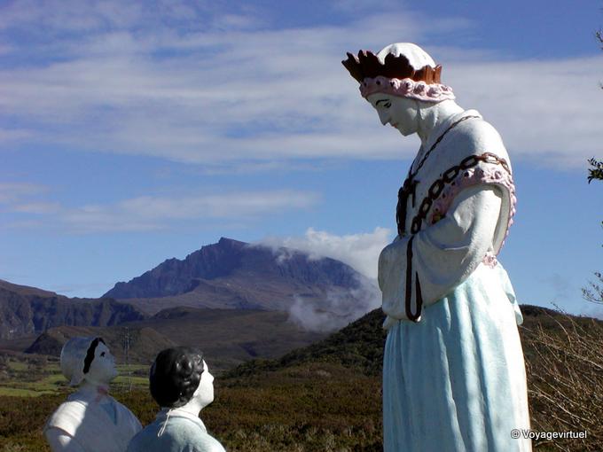 Virgen Bellevue cuello antes de que el escudo volcán Piton des Neiges - Isla de la Reunión