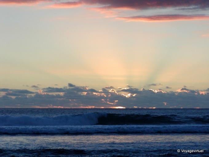 Ondas en la luz del atardecer - Isla de la Reunión