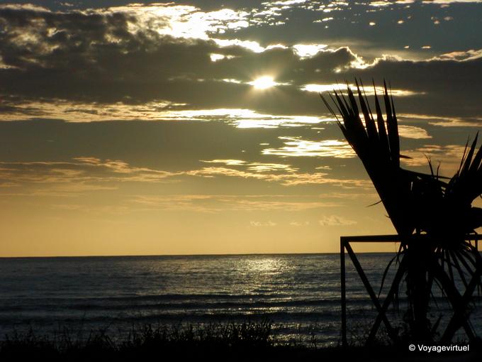 A través de las nubes, la luz del sol de la tarde en Saint-Leu - Isla de la Reunión